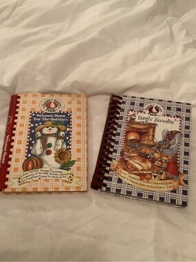 Gooseberry Patch Family Favorites Cookbook - recipes, decorating tips, gifts